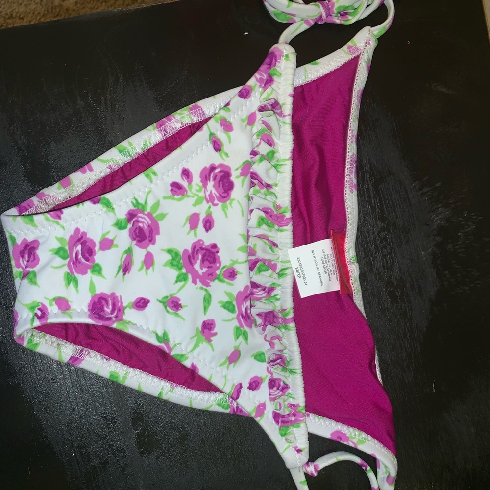 Bikini - Picture 1 of 4